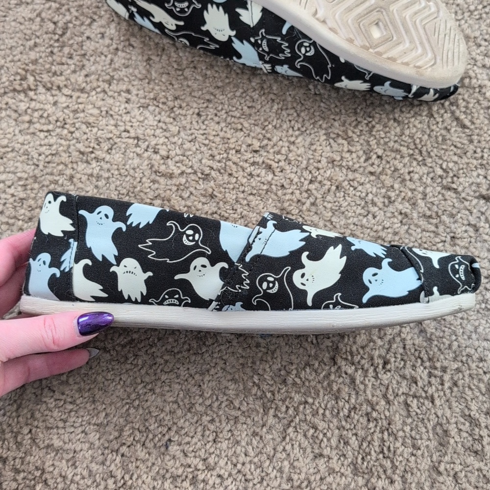 TOMS Women's Black Canvas Slip-Ons with Light Gray & Cream Ghost Print, Sz 8 - Picture 4 of 5